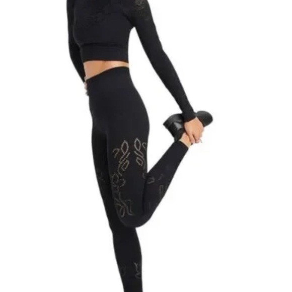 Fabletics Patterned Workout Top - Picture 5 of 7